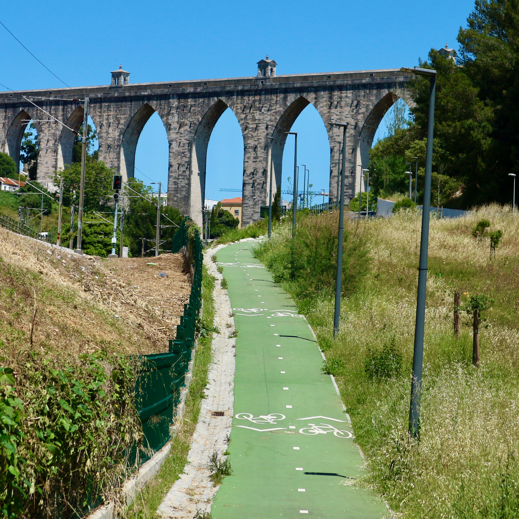 Fahrradweg unter dem Aquädukt von Lissabon